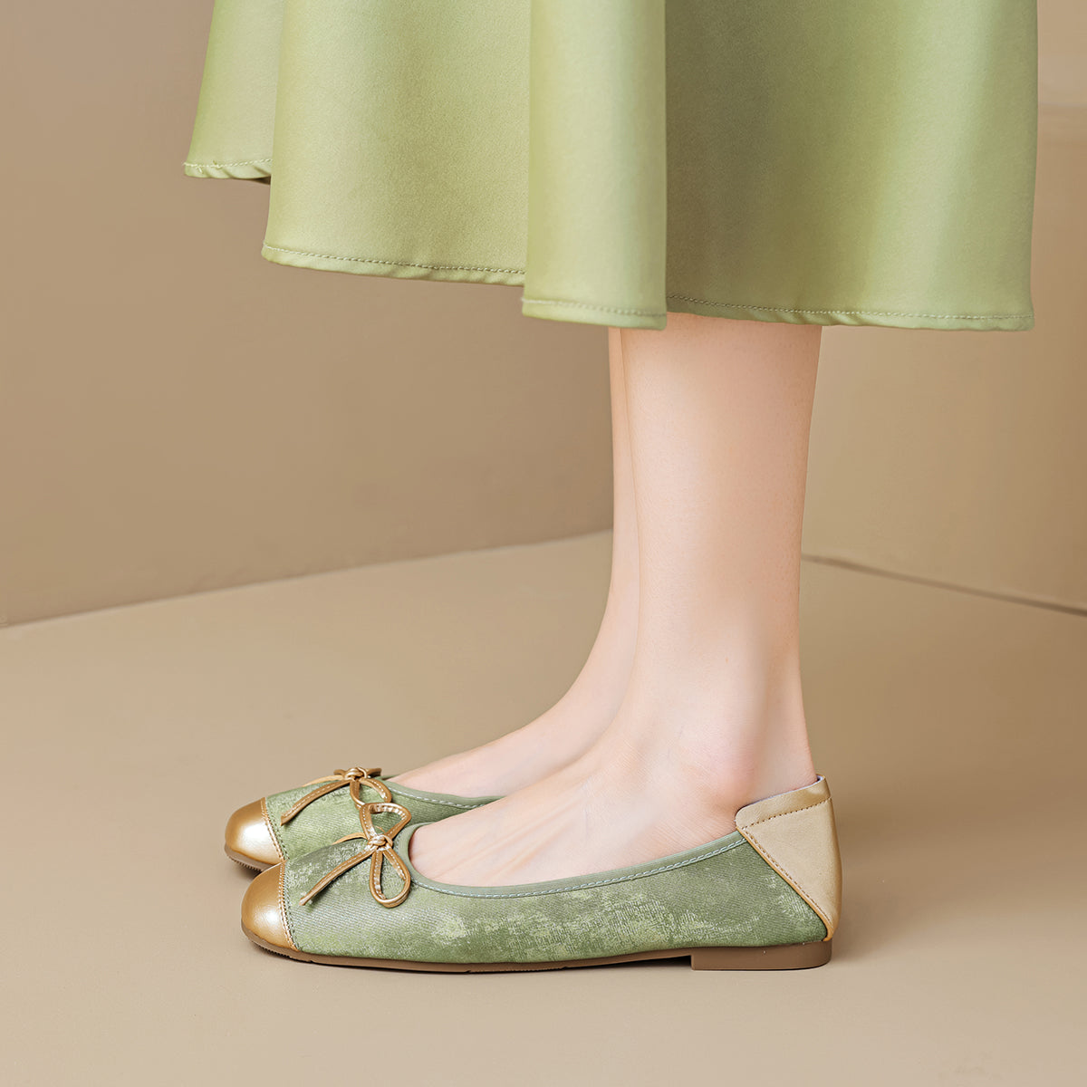 Women’s Silver Pointed-Toe Flat Bow Ballet Flats | ZAKAPOP
