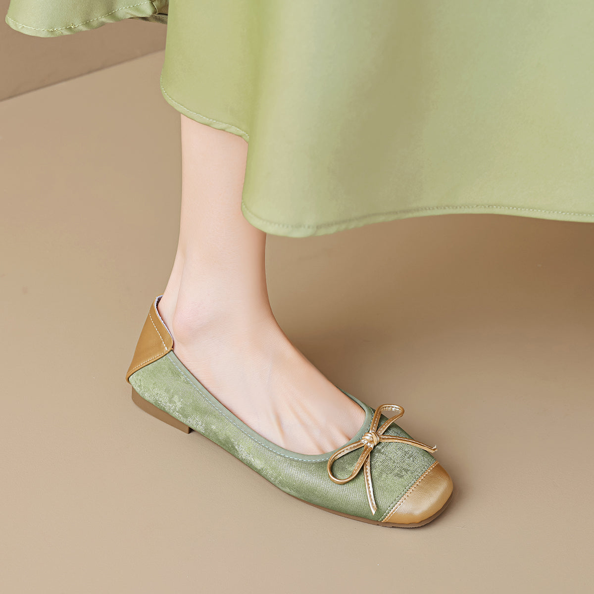 Women’s Silver Pointed-Toe Flat Bow Ballet Flats | ZAKAPOP