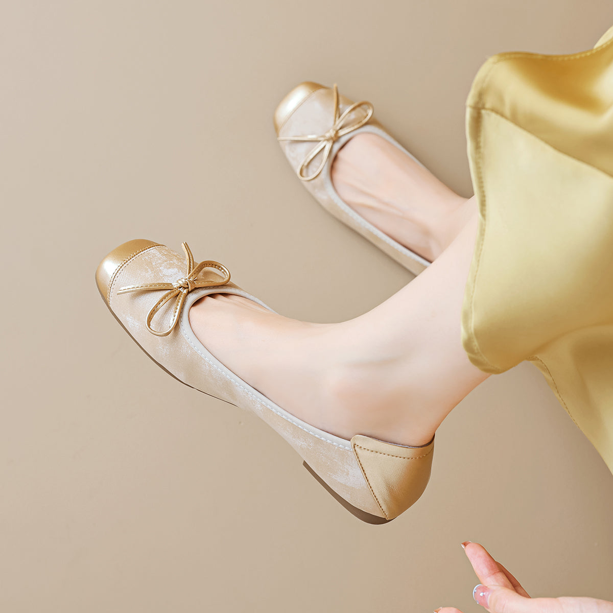 Women’s Silver Pointed-Toe Flat Bow Ballet Flats | ZAKAPOP
